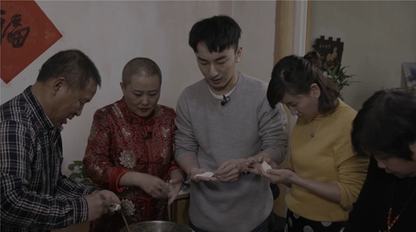 她是俄罗斯荧屏上最闪亮的中国面孔 本期《最爱故乡味》让杨歌瞬间泪崩