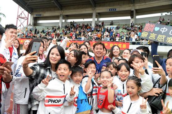 “关注消防 关爱宝贝”香港明星足球队中山公益赛大比分战和
