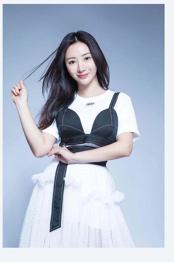 柳岩吊带胸衣外穿黑白简约 获赞“美出新高度”
