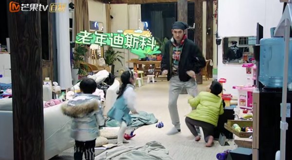 袁弘张歆艺不舍离别 甘变人力木马逗乐萌娃