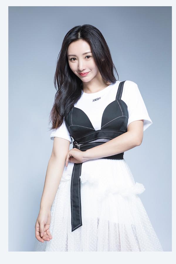 柳岩吊带胸衣外穿黑白简约 获赞“美出新高度”
