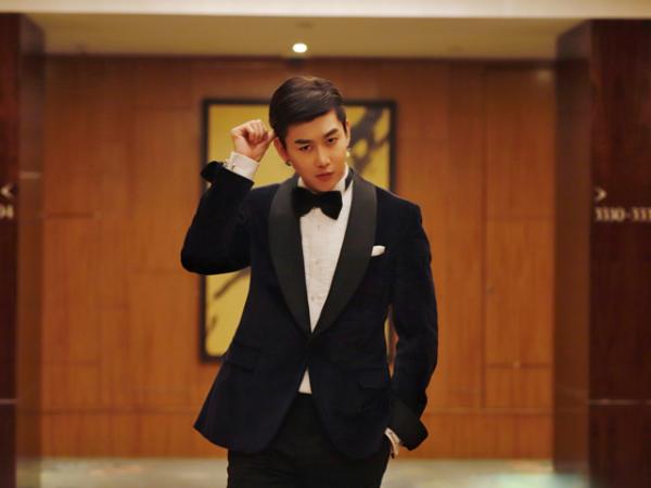 周艺轩优雅亮相中法国际电影节 黑色西装彰显绅士品味