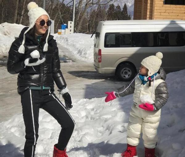 郑希怡晒一家三口旅行照 甜蜜亲子互动温馨又美好