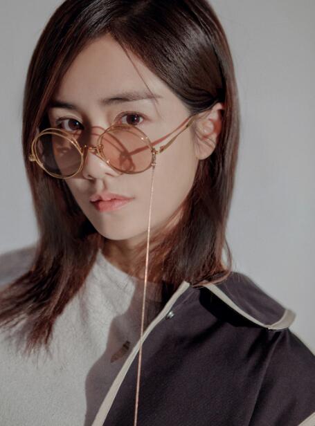 刘芸最新大片曝光 光影间的时髦范儿