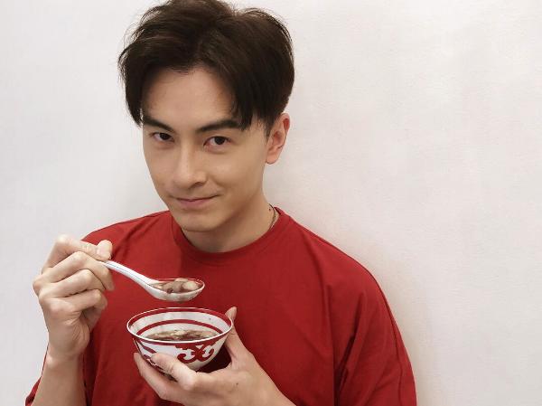 帅气新春红！郑元畅红衣出镜“投喂”元宵