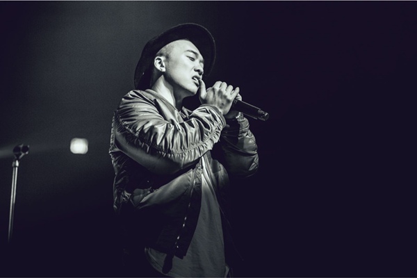 符龙飞新曲《Far Away》联手KIEN 跨国合唱强强合作