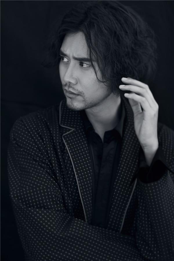 蔡珩曝时尚大片 绅士内敛眼神撩人