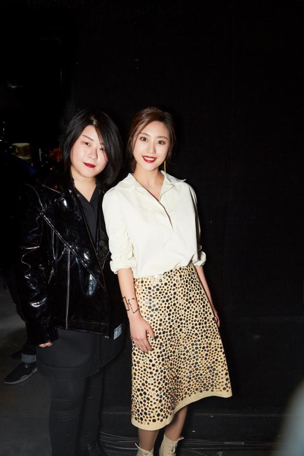 张馨心巴黎时装周看秀 时髦精致成镜头宠儿