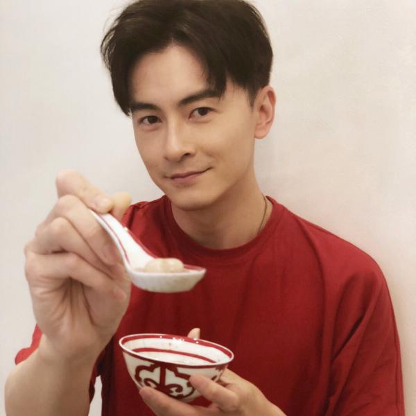 帅气新春红！郑元畅红衣出镜“投喂”元宵