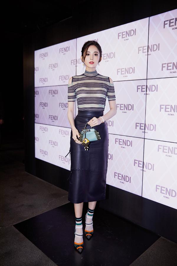 娜扎淑女造型现身米兰看秀 黑色皮裙优雅中增添一抹帅气