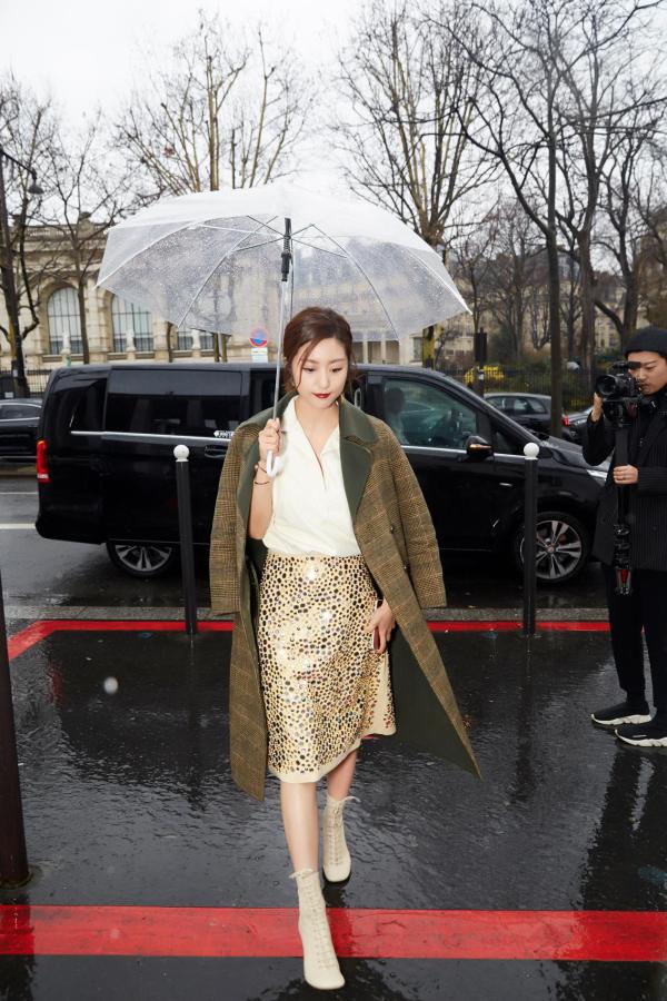 张馨心巴黎时装周看秀 时髦精致成镜头宠儿