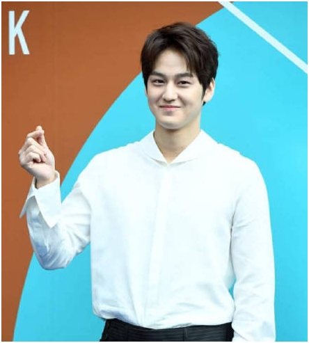 “完美男友”金汎和《花游记》女主两人花样狗粮