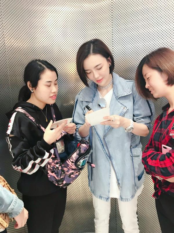 吕佳容现身某潮牌活动人气爆棚遭粉丝围堵