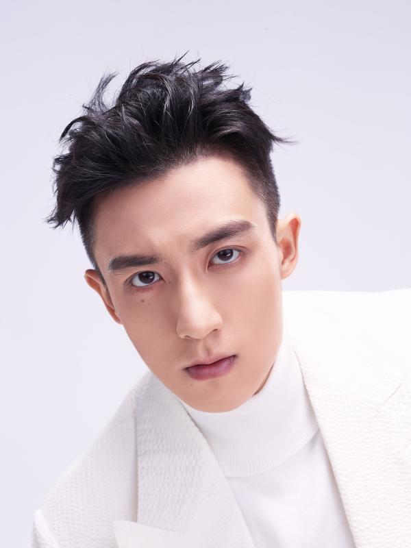 谷嘉诚携手赵露思初夏甜蜜来袭 单曲《好像掉进爱情海里》苏到骨子里