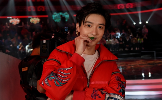 《足球解说大会》首播热度飙升 解说激情点燃中国球迷