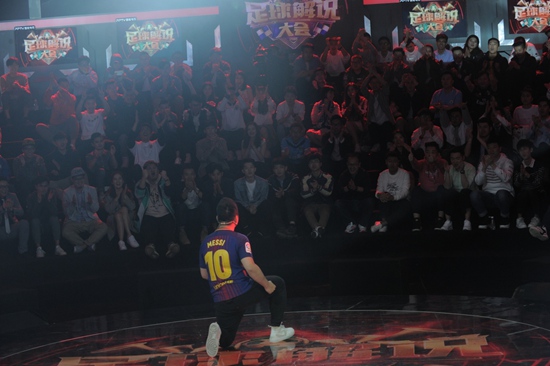 《足球解说大会》火了“粤语森” 不想当前锋的后卫不是好解说