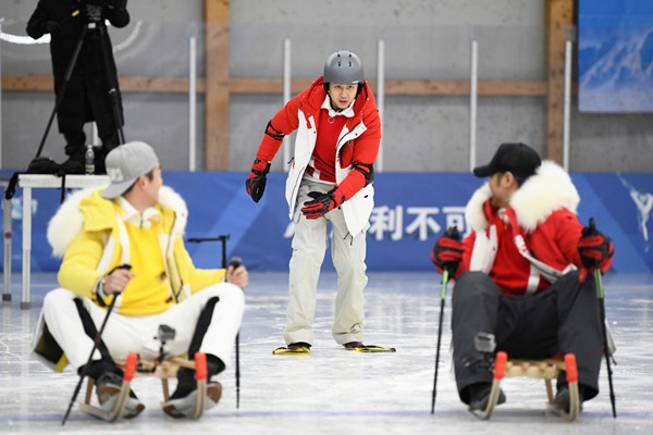 《奔跑吧》冰上“冬奥会” 邓超化身滑雪小达人