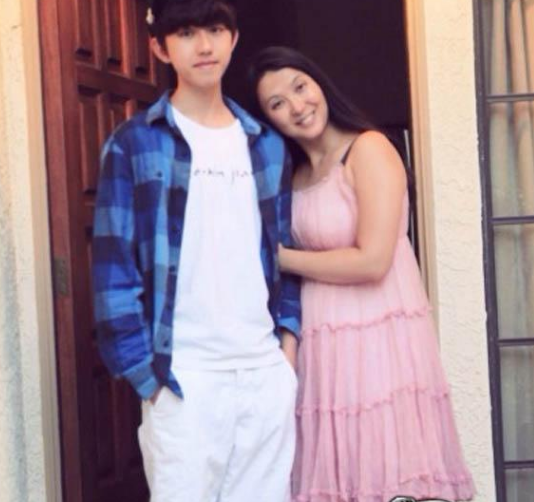 蔡徐坤妈妈演员徐静被起底 曾要求儿子退出TF