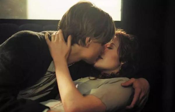 《泰坦尼克号》主题曲为什么唱哭了无数人 为何没有一部爱情片可以超越它?