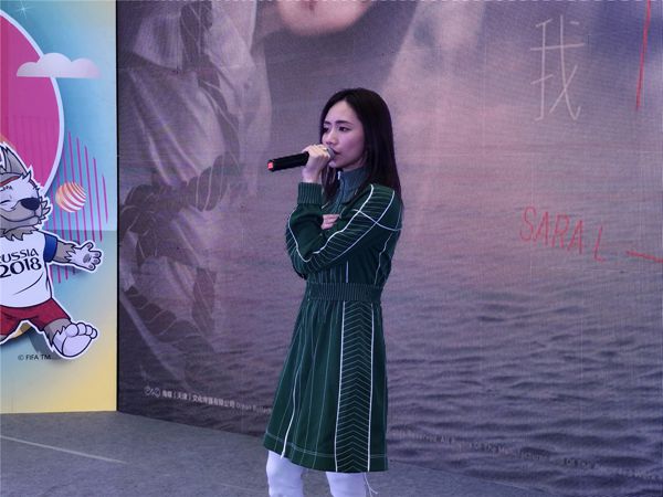 刘惜君新专首签因歌迷热情加时 演唱《浪里游》引全场合唱