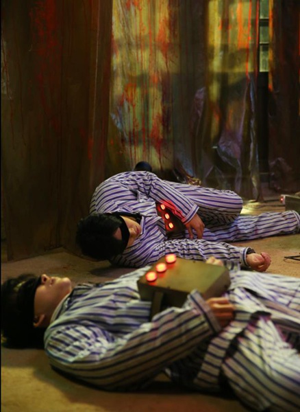 《暗夜古宅》四人各自为营 周艺轩抖机灵抱唐禹哲大腿