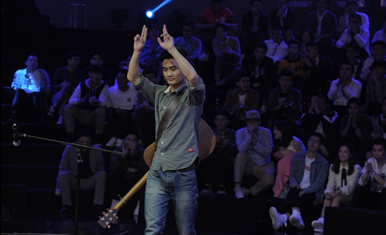 提前点燃世界杯激情 《足球解说大会》首期网络播放量破亿