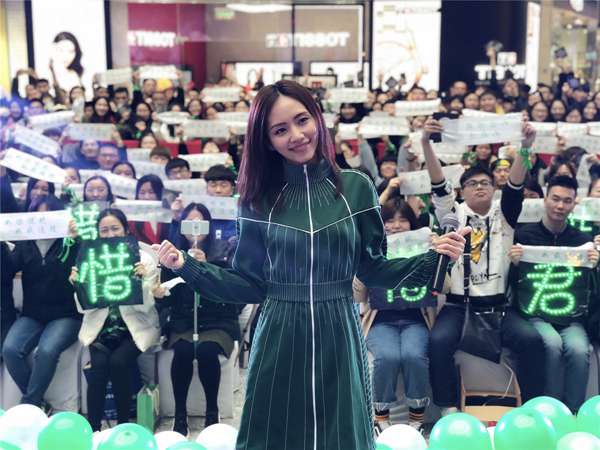 刘惜君新专首签因歌迷热情加时 演唱《浪里游》引全场合唱