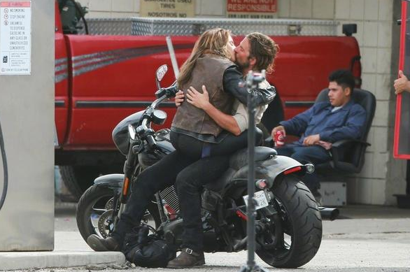 《一个明星的诞生》延迟至10月5日上映 布莱德利·库伯扶持Lady Gaga成大明星