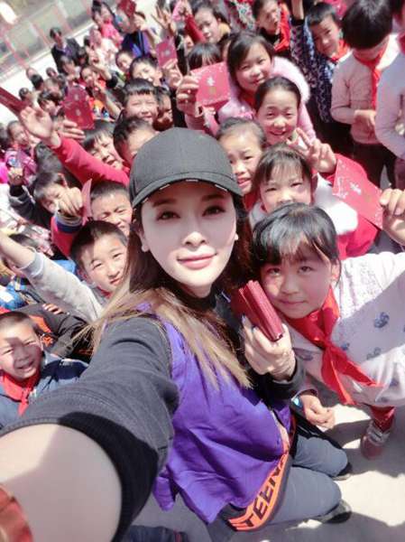 亲赴山区爱心助学 柳妍熙：人生中最宝贵的一课 呼吁爱心人士关注山区留守儿童与老人