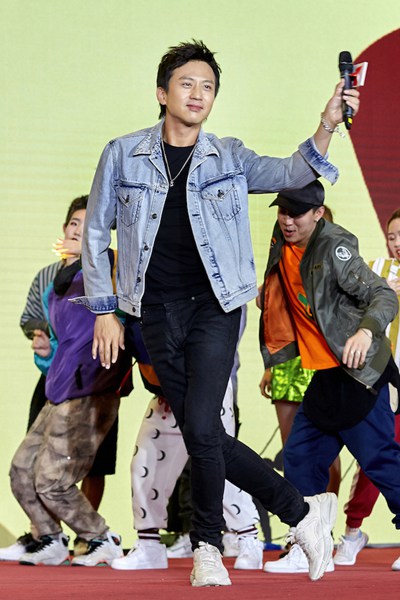 《奔跑吧》发布会邓超舞魂爆发 放飞自我大呼“不要停”