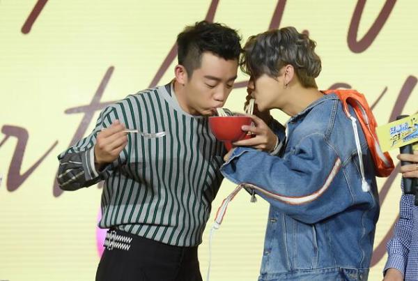 全新一季《奔跑吧》Amazing归来 郑恺鹿晗交杯面共庆生