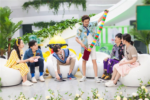 《我是大侦探》剧情持续高能获网友热议 吴磊机智、何炅落泪收视五连冠