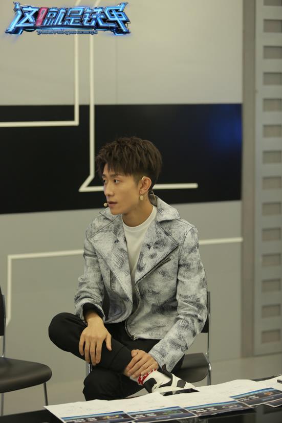 郑爽录铁甲衣品突破 科技风装扮吸睛