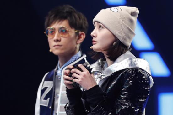 郑爽录铁甲衣品突破 科技风装扮吸睛