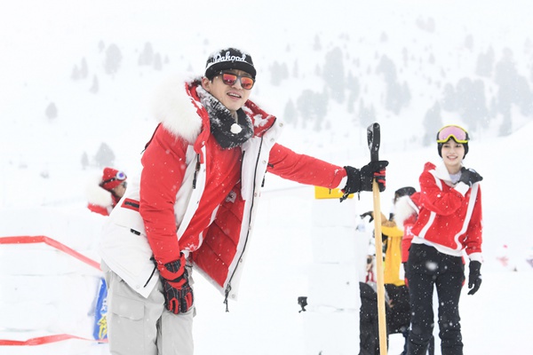 《奔跑吧》冰上“冬奥会” 邓超化身滑雪小达人