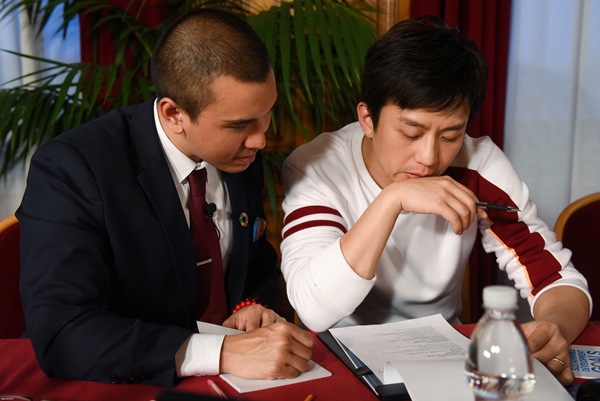 邓超《奔跑吧》突破自我 全英文演讲发博力证“学霸”