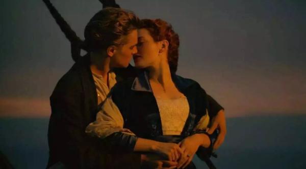 《泰坦尼克号》主题曲为什么唱哭了无数人 为何没有一部爱情片可以超越它?