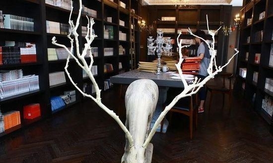 黄晓明豪华办公室曝光 明星办公室豪华程度说明对职业的喜爱