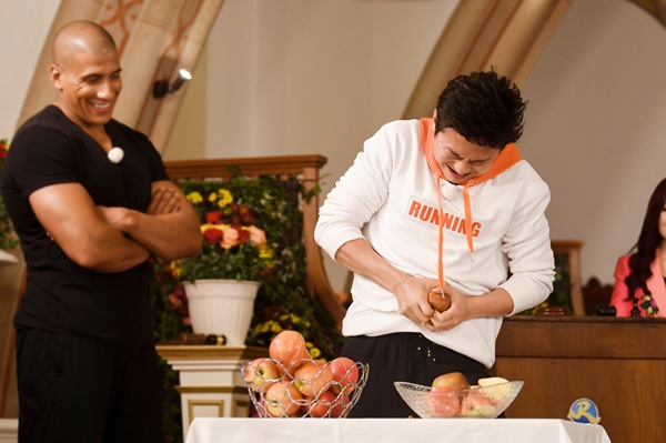 邓超《奔跑吧》徒手掰苹果 吃柠檬飙泪“怀疑人生