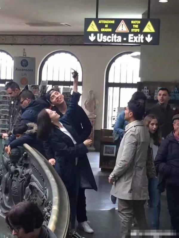 王大陆姜汉娜国外同游恋情疑曝光 被发现后留下三个字就匆匆跑开