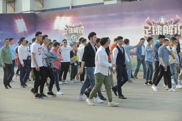 《足球解说大会》首播 残酷赛制首轮淘汰6成选手