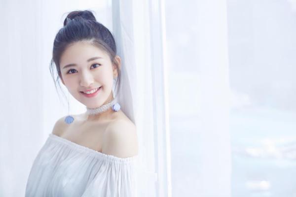 谷嘉诚携手赵露思初夏甜蜜来袭 单曲《好像掉进爱情海里》苏到骨子里