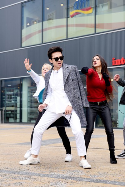 邓超《奔跑吧》徒手掰苹果 吃柠檬飙泪“怀疑人生