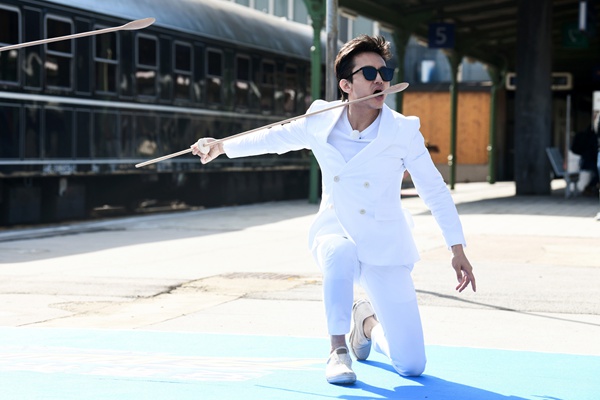 邓超《奔跑吧》徒手掰苹果 吃柠檬飙泪“怀疑人生