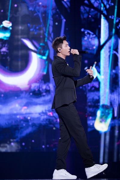 陈伟霆首唱新歌《清醒梦境》《W企划》延续街舞模式燃爆舞台