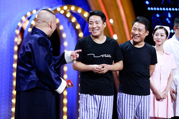 《欢乐喜剧人》喜剧五强会师决赛“老兵”贾冰勇夺冠军