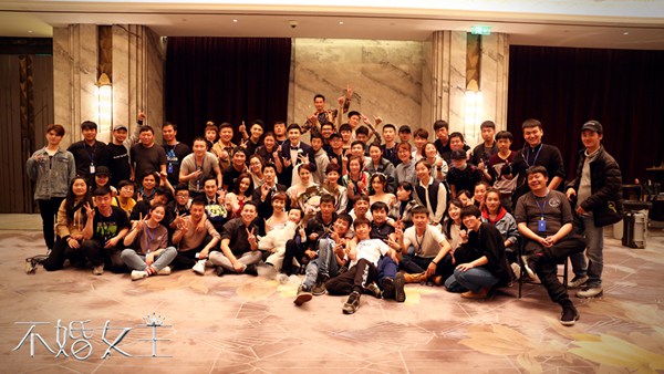 《不婚女王》杀青 佟丽娅张亮“不打不相识”