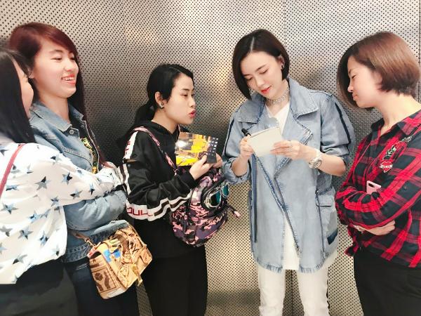 吕佳容现身某潮牌活动人气爆棚遭粉丝围堵