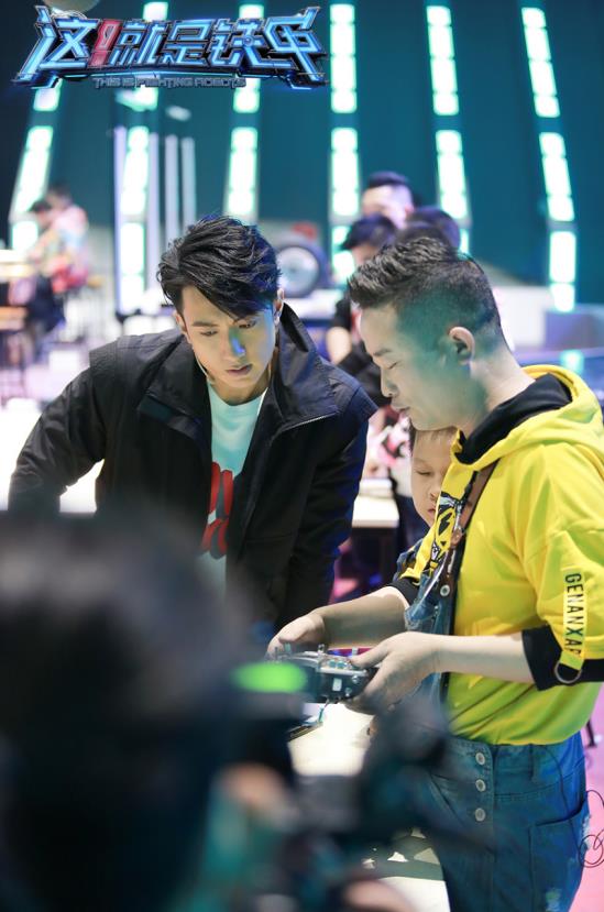 郑爽录铁甲衣品突破 科技风装扮吸睛