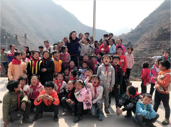 亲赴山区爱心助学 柳妍熙：人生中最宝贵的一课 呼吁爱心人士关注山区留守儿童与老人